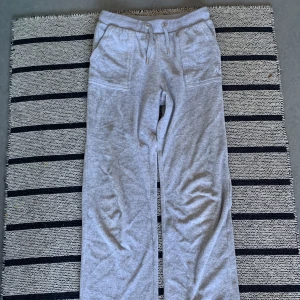 Juicy couture barn - Hej, jag tänkte se om någon vill köpa mina juicy couture byxor 12-13y/xxs. Dom är lite stora för mig som är 152cm. Kontakta mig för mer information och bilder! Priset kan diskuteras❣️❤️