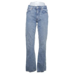 Zara midwaist jeans - Säljer mina snygga byxor från Zara i storlek 36✨de är midwaist och raka i benen. Köparen står för frakt!