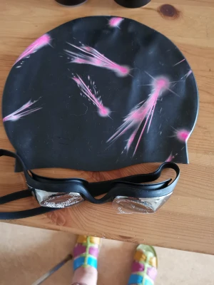 Helt nya Badmössa och Simglasögon  - Helt nya silikon Badmössa och Simglasögon SOC köpte från Stadium. Båda för 100kr 