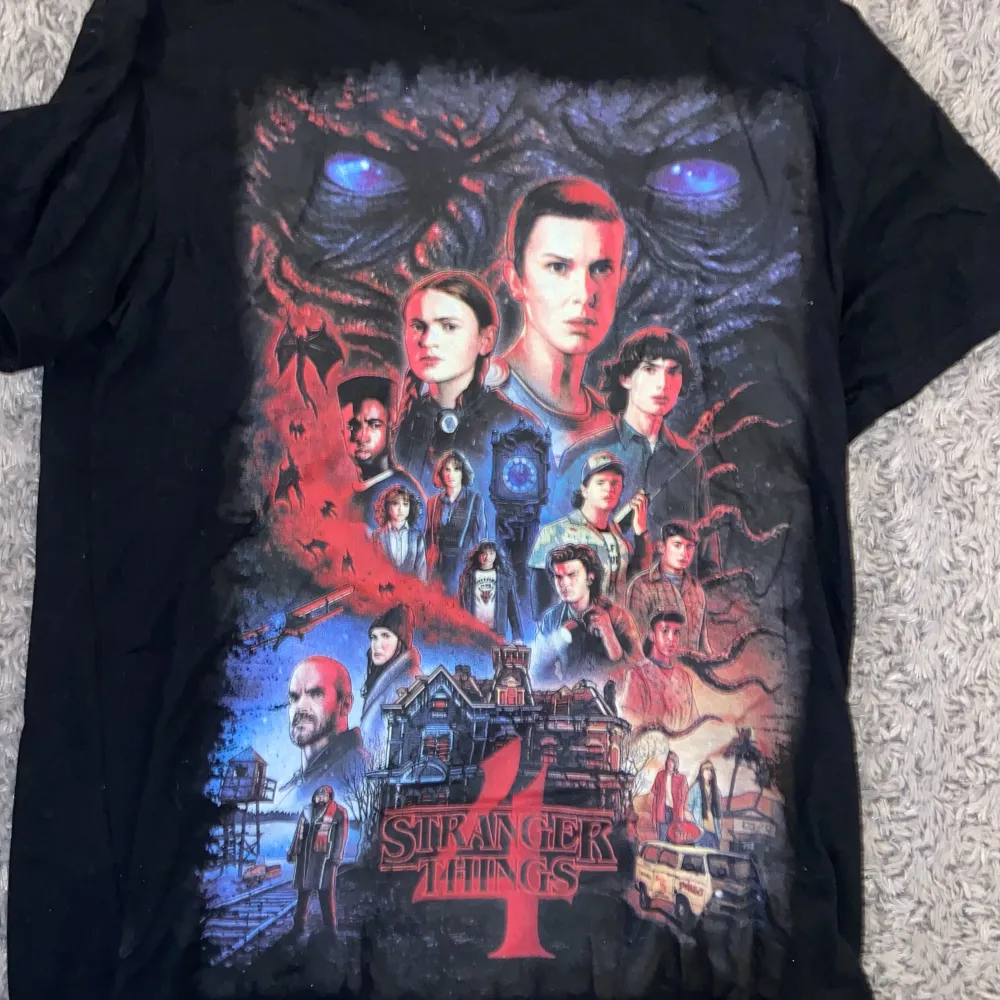 Nu säljer jag en stranger things t-shirt då den inte används!💗 skriv gärna om ni blir intresserade!!💗. T-shirts.