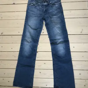Snygga raka blå jeans med lite bootcut. Köpta second hand men i väldigt bra skick. Frakt 60kr!😽