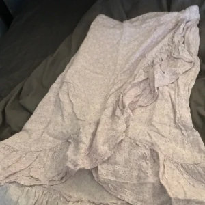 Fin men hål där bak men synd it när den e på svart där bak lite  - Hål där bak o svart där bak men jätte fin på sommaren 