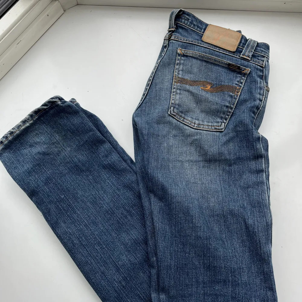 Nudie jeans, midjemått 72 med lågmidja. Köpta från sellpy. Skitsnygga!  66kr frakt! 💙. Jeans & Byxor.
