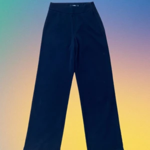 Svarta kostymbyxor  - Bekväma och klassiska kostymbyxor med vida ben. Sitter som en smäck och är i gott skick. 