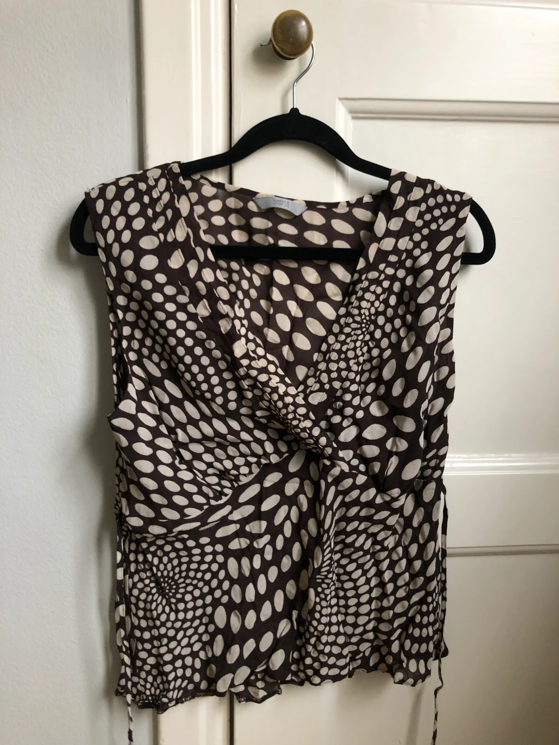 Mönstrat linne med snörning bak 