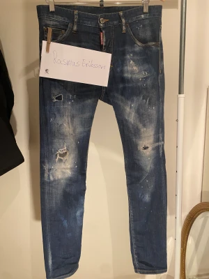 Dsquared2 strl 44 - Dsquared2 Cool guy Jean! Storlek 44. Skick 9/10, som nya. Tags finns kvar och fler bilder kan lösas i dm.  /Rasmus