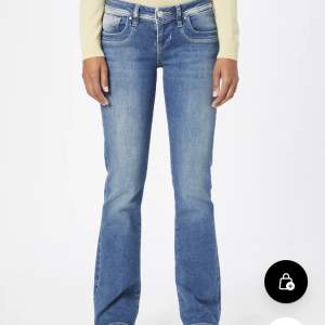 Super super fina lågmidjade ltb jeans!! Säljer pga att de är lite stora. Skulle även kunna tänka mig att byta mot en mindre storlek!💗💗