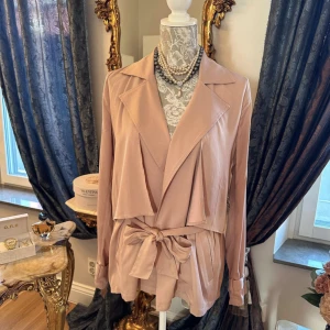 Misha Trenchcoat  - Rosa Kofta från Twist and Tango i storlek XS/S, för 599kr. Jag kan skicka med post, jag kan också mötas upp och lämna över i Uddevalla💗