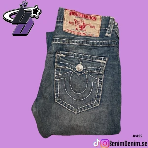 True religion jeans - True Religion jeans Billy Super T  size on tag, 32/33  Ytterben, 104cm  Innerben, 77cm  midja (rakt över), 41cm  (modell 180cm)