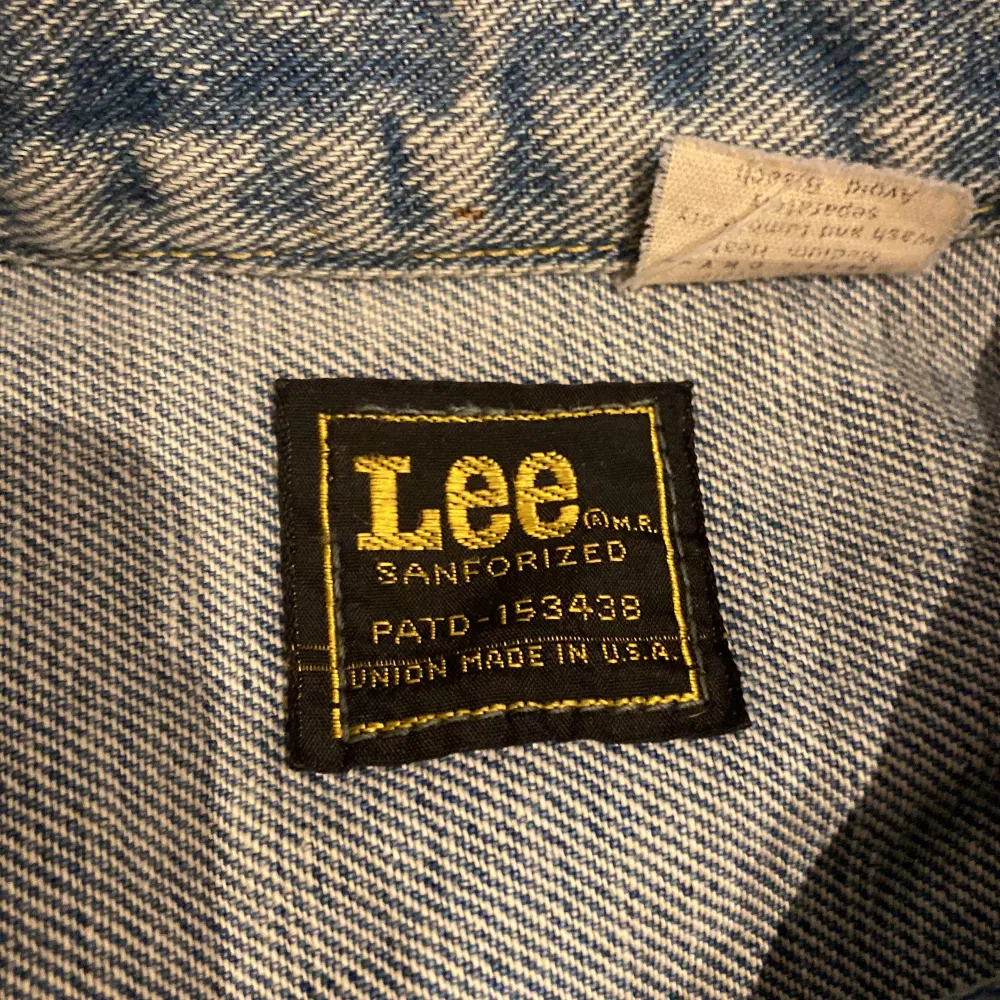 En vintage Lee jeans jacka som jag köpte till inspark. Sitter bra och har lite 70s känsla. Köpt för 800kr. Pris kan diskuteras vid snabb affär.. Jackor.