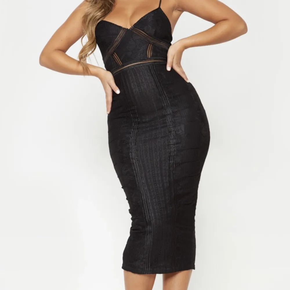 Jättesnygg svart bodycon klänning med spets detaljer. Helt ny med prislapp köpt på Prettylittlething. 10% Elastan . Mekot.