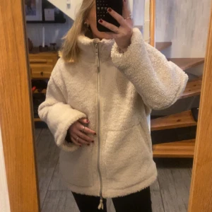 Teddy jacka Hm - Säljer nu min teddyjacka från hm, den är i fint skick å bara använt den några få gånger nu undrr vintern