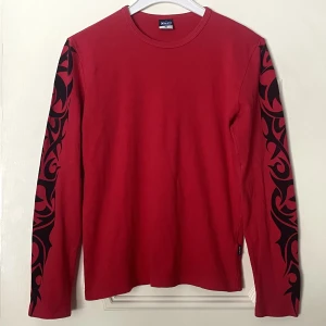 Tribal Longsleeve - Skriv om fler bilder eller mått önskas. Skickas spårbart.