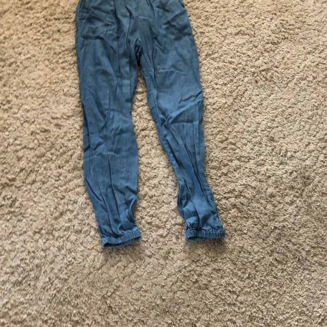 Säljer en absolut för liten byxdress  - 90