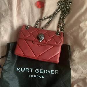 Jättefin väska från Kurt Geiger, små tecken på användning. Kolla min profil för fler väskor💕💕