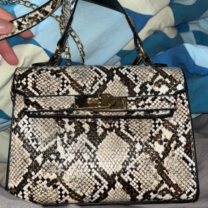 Mini bag snake print  - Mini väska med ormskinns mönster/snake print använd en gång så i nyskick. Från shein därav priset.