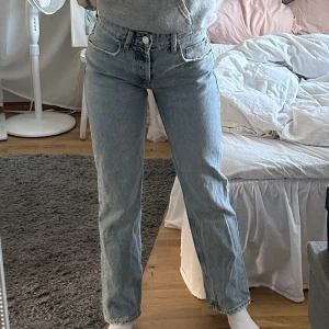 zara jeans  - Säljer dom populära jeansen från zara i hopp om att någon annan får mer användning för dom 💕 Jag är 167/168cm för referens. Fraktkostnaden ingår inte 📦 Säljs till bäst bud.