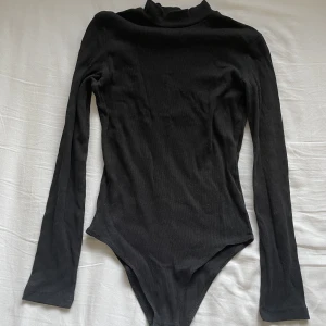 Svart långärmad High neck body - Svart långärmad High neck body köpt på H&M för ett tag sen. 