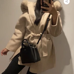 Äkta Paris Ullkappa i beige  - Säljer en Äkta Paris Ullkappa storlek XS/S för 3000kr, vi möts upp vid intresse! ( Priset går att diskutera)