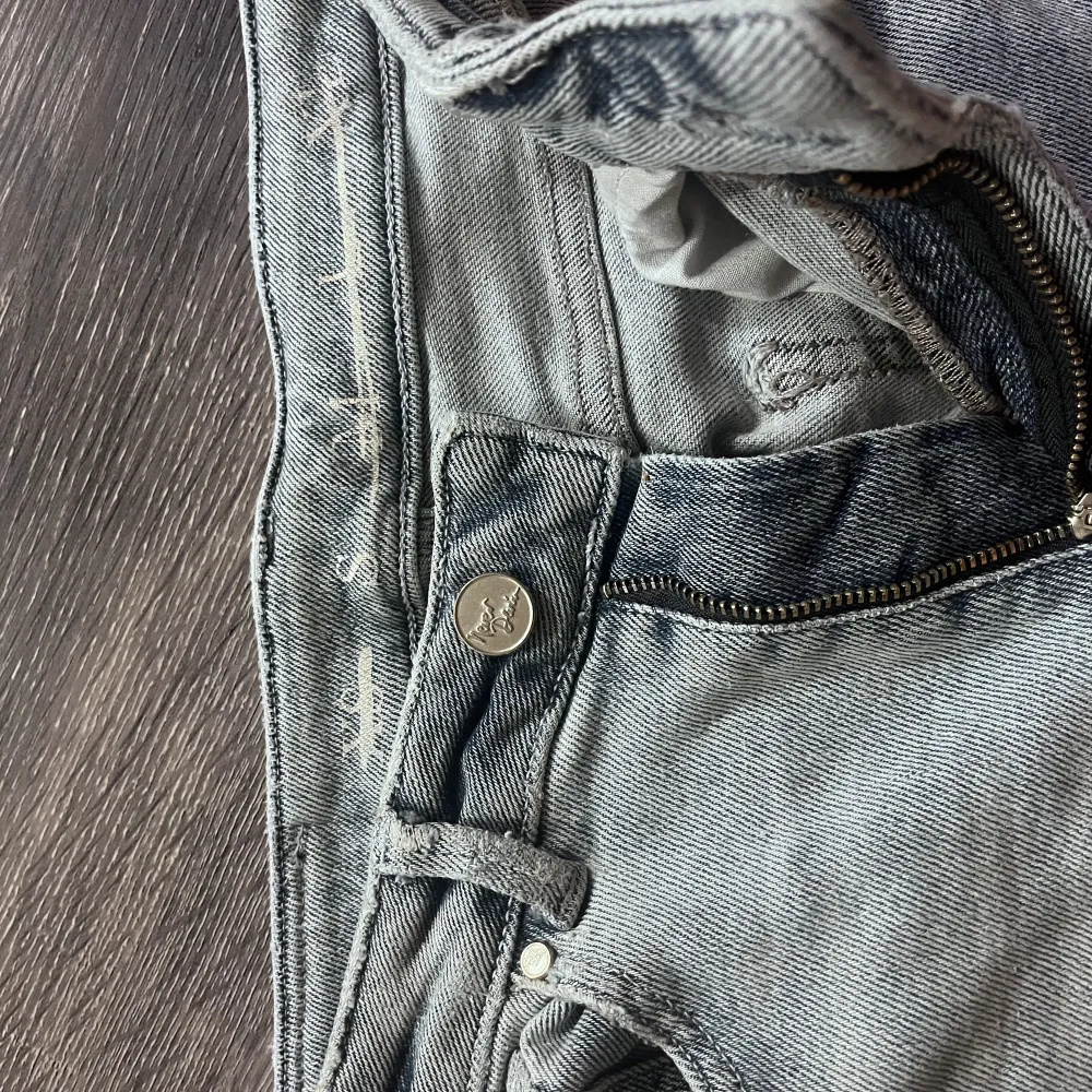 Jätte fina ljus blåa jeans från Bik bok, väl använda men inget synligt. Kan inte skicka bilder hur dom ser ut på då dom nu är för små för mig 💗 Köpare står för frakt som kostar 66kr. Jeans & Byxor.