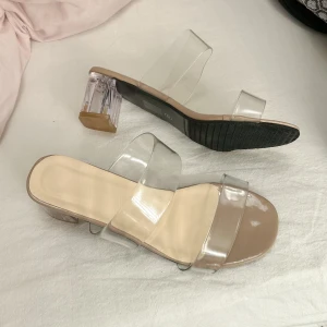 Längre klack genomskinlig  - Även dessa genomskinliga klackar är helt oanvända! 