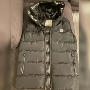 #monclerväst - Haft den sen förra sommaren, fick den i present. Har inte haft på mig västen. Säljer pga fel storlek. 