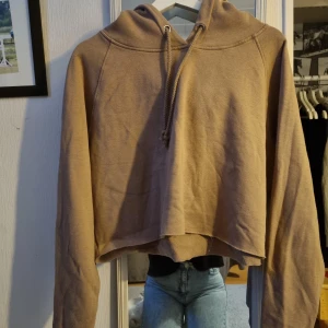 Hoodie strl S - Brun croppad hoodie från bikbok, knappt använd Strl. S