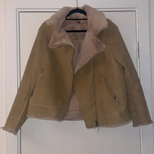 Brun jacka - Brun jättemysig jacka från hm. Storlek 44 men mer som en 40. Frakt tillkommer