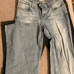 ljusblåa jeans i storlek 36 låga och raka i modellen