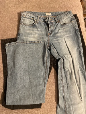 ljusblå jeans  - ljusblåa jeans i storlek 36 låga och raka i modellen