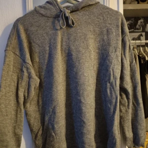 Grå hoodie - Fin grå hoodie i 100% merino ull Storlek S  50kr