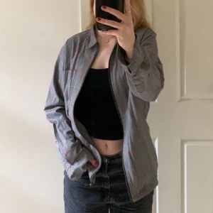 Rutig vårjacka - Rutig tunn jacka/ kofta från vailent. Köpt på carlings och är i storlek S men skulle säga att den är lite loose fit. I princip helt oanvänd och i gott skick!✨🤍 