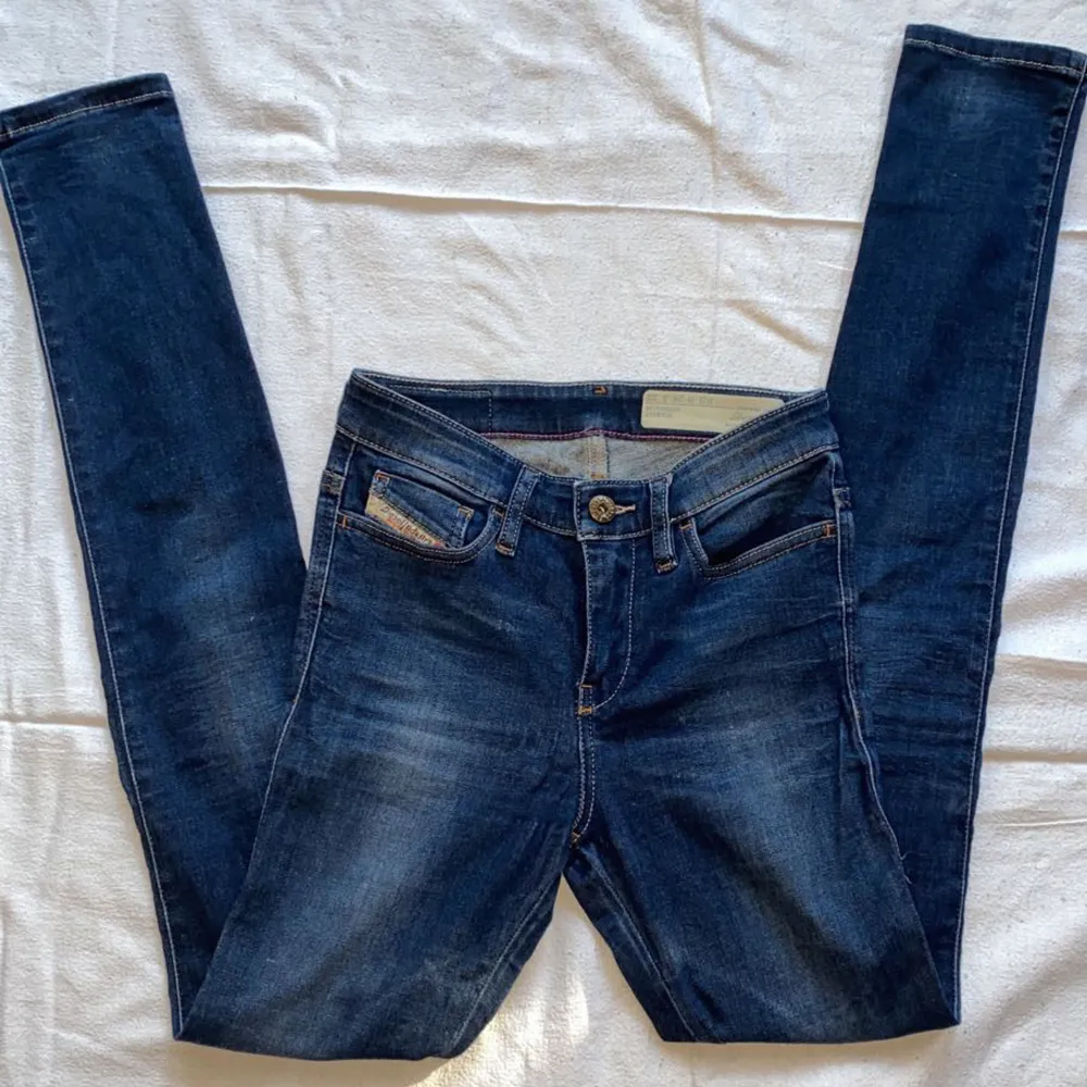 Ett par diesel jeans i storlek W24 L32. Jeansen har en regular waist och är tighta samt i en lite mörkare blå färg. ✨🤍. Jeans & Byxor.