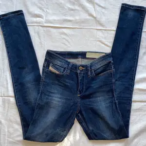 Ett par diesel jeans i storlek W24 L32. Jeansen har en regular waist och är tighta samt i en lite mörkare blå färg. ✨🤍