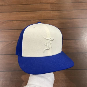 Fear of god Essentials New era cap - Snygg keps i size 7 1/8! Bara att skriva om du undrar över något🙏