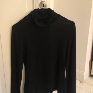 Svart polotröja  - Svart polotröja från Gina🖤🖤