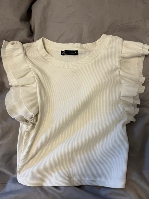 Populär topp zara - Populär volangtopp från zara, slutsåld. Sparsamt använd och i fint skick, strl s. Säljer för 60kr.