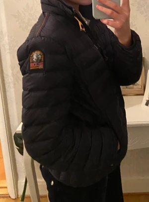 Parajumper jacka - Parajumperjacka i nyskick. Köpt för 3200 kr, säljs för 900 kr. 