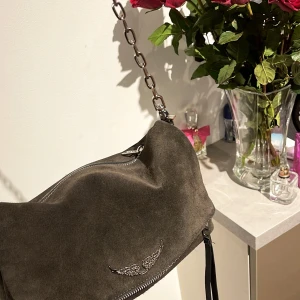 Zadig väska  - Säljer min älskade Zadig väska i modellen rocky. Köpt för 4500 på jackie💕💕 Dustbag medföljer Skriv vid fler bilder eller frågor 💕💕
