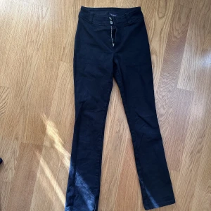 Filippa K jeans - I bra skick, low/mid waist, storlek xs 