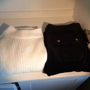 Juicy byxor - Detta är ett kitt med en massa roliga saker, svarta juicy byxor dom är jättefina. En JÄTTE snygg stickad tröja, en parfym som luktar SÅÅ gott och ett par jättegulliga fjärilsörhängen samt hubbabubba tuggemin.❤️🫶🏻