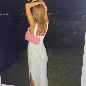 Balklänning - Världens finaste klänning med paljetter,  Säljes för 500:- ( använd 1 gång)  Storlek M men passar mig som är S