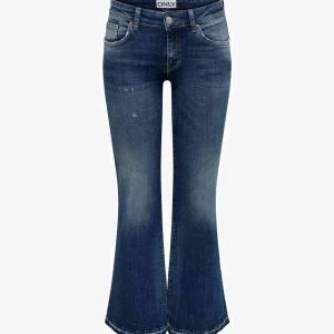 Only jeans - Säljer dessa populära jeans från only som är helt slutsålda💗Andvända få gånger och passar mig som är 165 och vanligtvis bär 34🫶🏼kan skicka egna bilder! Nypris 550