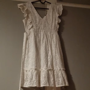 Vit klänning  - Köpte 3 stycken klänningar inför studenten så jag hade lite valalternativ, lägger ut 2 stycken här! Aldrig använt bara provat. Fina klänningar av god kvalité