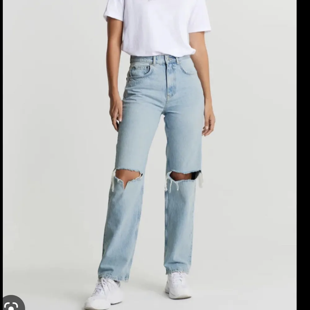 Säljer dessa ”90s high waist” jeans ifrån Ginatricot i storlek 32. Dem är använda max 2ggr så mycket fint skick!💕. Jeans & Byxor.