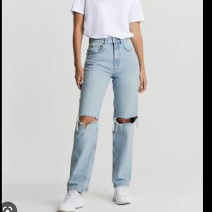 Säljer dessa ”90s high waist” jeans ifrån Ginatricot i storlek 32. Dem är använda max 2ggr så mycket fint skick!💕