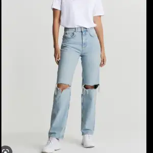 Säljer dessa ”90s high waist” jeans ifrån Ginatricot i storlek 32. Dem är använda max 2ggr så mycket fint skick!💕