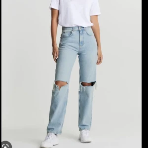 Jeans 90s - Säljer dessa ”90s high waist” jeans ifrån Ginatricot i storlek 32. Dem är använda max 2ggr så mycket fint skick!💕