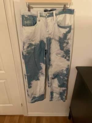Jaded London jeans med cloud mönster. Knappt använda utan några skavanker. Slutsåld överallt.  Nypris 999kr 