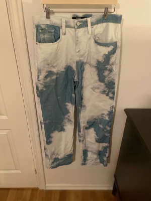 Jaded London cloud skate - Jaded London jeans med cloud mönster. Knappt använda utan några skavanker. Slutsåld överallt.  Nypris 999kr 